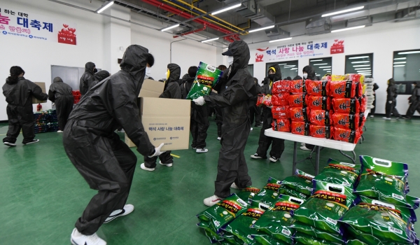 교내 승리관 1층에서 진행된 ‘사랑의 기프트 박스’ 행사에 재학생, 교직원들이 참여했다.