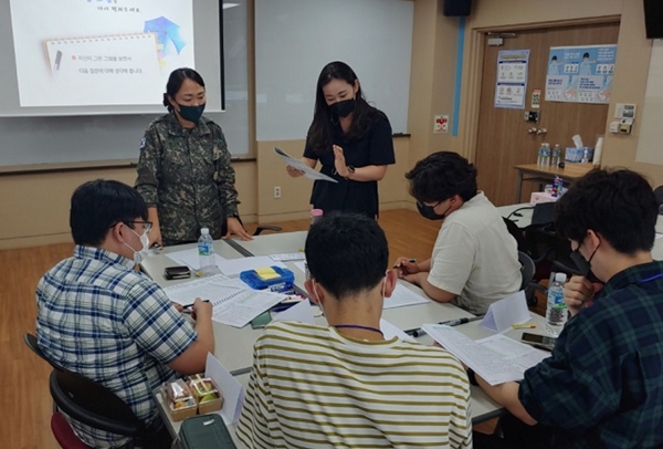 전문연구요원 인성·리더십 교육과정 실습 및 토의중인 모습