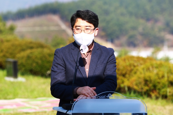 맹정호 서산시장이 지난 14일 인지면에 위치한 서산시희망공원묘지에서 열린 서산개척단 희생자 추모제에서 인사말씀하는 모습