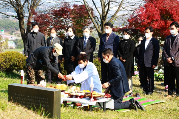 맹정호 서산시장이 지난 14일 인지면에 위치한 서산시희망공원묘지에서 서산개척단 희생자 추모제를 드리는 모습(맹정호 서산시장 좌-정근식 진실화해를 위한 과거사정리위원장, 우 이연희 시 의장, 옷-정영철 서산개척단 진상규명 위원장)