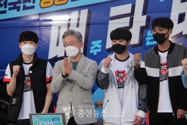 이재명 민주당 대선 후보가 19일 대전 엑스포 시민광장에서 젊은 프로게이머들과 카드라이더 대결 후 기념 촬영을 하고 있다.