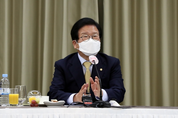 박병석 국회의장은 29일 대전의 한 호텔에서 지역대학 총장, 공공기관장 등과 간담회를 가졌다.