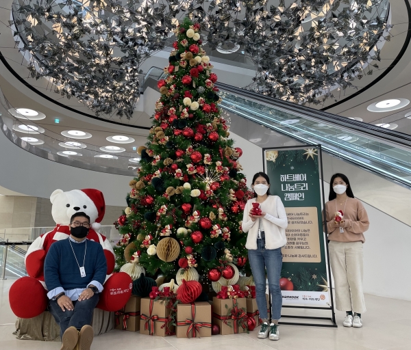 한국타이어 본사 테크노플렉스에 설치된 하트베어 나눔트리