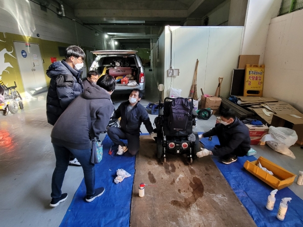 장애인 이동 보조기기 점검 및 클린(소독) 서비스 진행 장면
