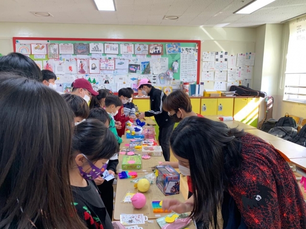 세종시 미르초등학교 학생들이 친환경 나눔장터를 진행하고 있다.