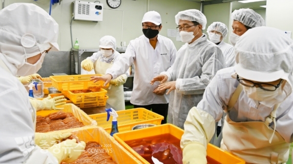 한국농수산식품유통공사 김춘진 사장(좌측 4번째), ㈜청아굿푸드 유재주 대표(좌측 3번째)