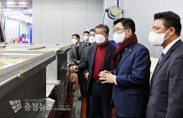 한국농수산식품유통공사 김춘진 사장(우측 2번째), 농업회사법인 영동농업유통(주) 김성규 대표(우측 3번째)