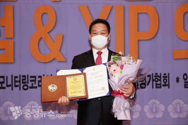 지난 10일 태안군의회 김영인 의원이 ‘2021 대한민국 지방자치평가연계 의정대상 시상식’에서 영예의 대상을 수상했다.