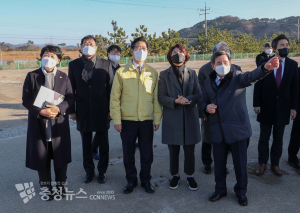 양승조 충남지사와 한정애 환경부 장관, 노박래 서천군수, 조도순 국립생태원장 등이 서천 브라운필드 현장을 둘러보고 있다.