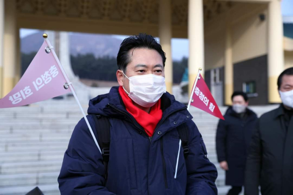 장동혁 유성갑 당협위원장이 지난 24 국립대전현충원에서 참배를 마치고 도보행진 준비를 하고 있다.