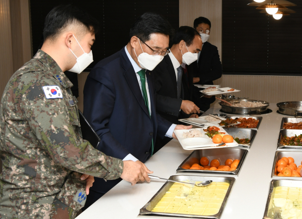eaT 시범운영 부대 군 급식 현장 방문 사진 * 한국농수산식품유통공사 김춘진 사장(가운데)
