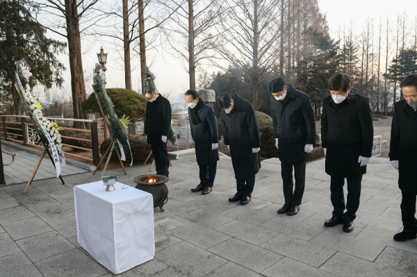 세종시 관계자들 충렬탑 참배 모습