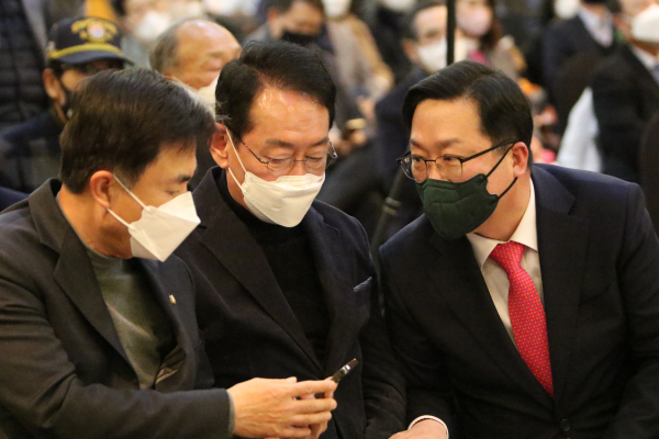 이장우 전 의원 출판기념회에 참석한 김태흠(좌), 김도읍(가운데) 국회의원.