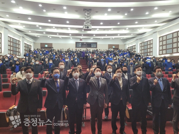 민주당 충남도당 지방선거출마예정자들은 이날 예비후보 등록을 대선이후로 연기하겠다는 중앙당 결정을 지지하는 결의문을 밝혔다.