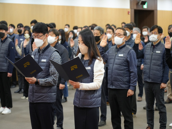 충청본부 직원들이 26일(수) 본사 회의실에서 '2022년 청렴안전결의대회'를 시행하고 있다.