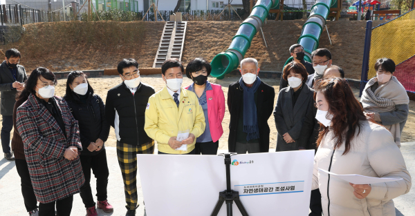 황인호 동구청장이 지난 28일 새 단장을 마친 도리어린이공원을 둘러보고 있다.