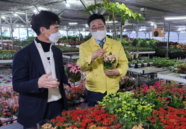 김춘진 한국농수산식품유통공사 사장(우측), 이기욱 남사화훼집하장 대표(좌측)