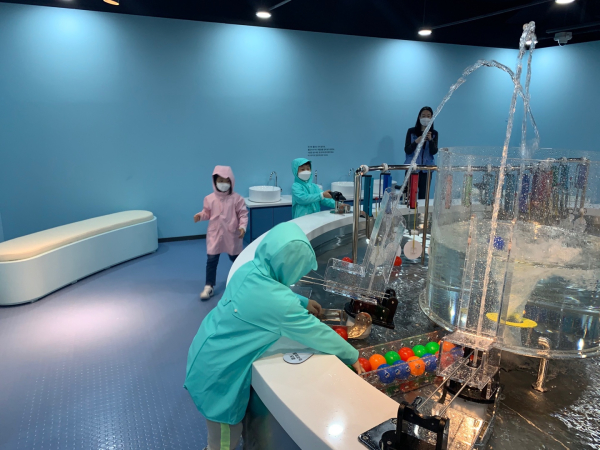 어린이들이 천안어린이꿈누리터를 이용하고 있는 모습