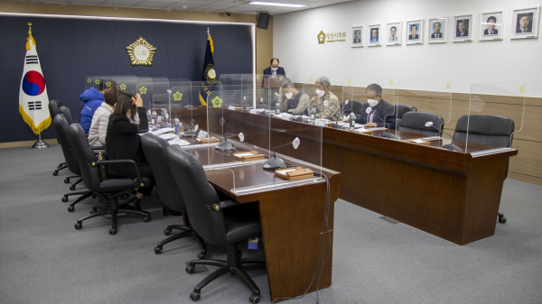 당진시의회  최창용 의장과 각 분야 실무자와의 간담회를 통해 토론의 장이 펼쳐지고 있다.