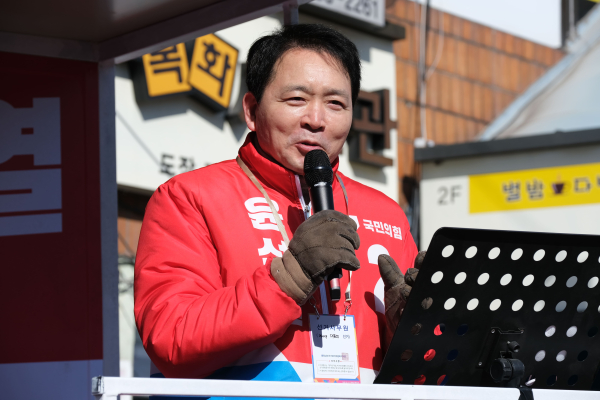 국민의힘 성일종 의원이 주말과 휴일 진행한 집중유세에서 윤석열 대선 후보에 대한 강력한 지지를 호소하고 있다.