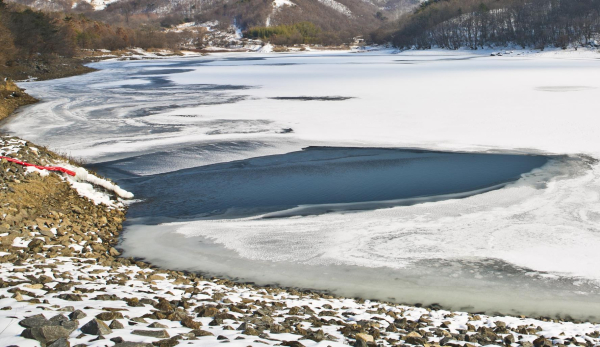 사진은 저수지 물채우기 모습_충남예산 산묵저수지
