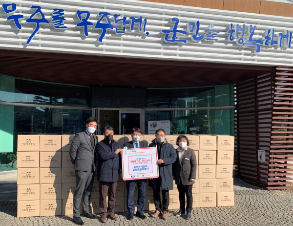 지난 22일 무주군청에서 '골프존 이웃사랑 행복나눔' 후원식을 진행했다. (왼쪽부터) 골프존카운티 박파울 슈퍼바이저, 골프존문화재단 김윤길 사무국장, 무주군청 김희옥 부군수, 골프존카운티 나성주 사업부장, 무주군청 강미경 과장이 기념사진