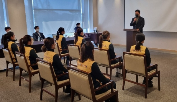 지난 22일, 골프존카운티 안성H에서 제8기 ‘새싹 캐디 양성 프로그램’ 수료식을 성료했다. 사진은 수료생들이 축사를 듣고 있는 모습