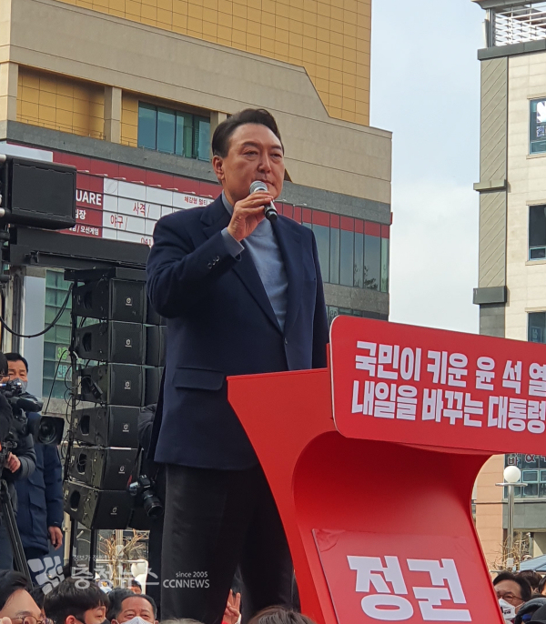 윤석열 국민의힘 대선후보가 내포신도시 거리유세를 하고 있다/이성엽 기자