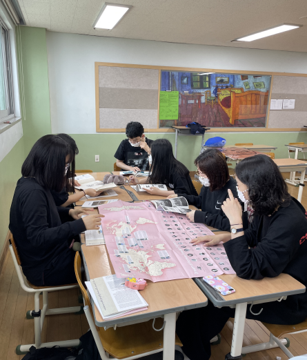 세종시 학생들이 2021 충청권 역사교육 한마당 참여 활동을 하고 있다.