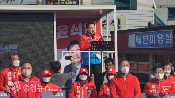 국민의힘 성일종 국회의원이 3일 안면도를 찾아 집중유세를 펼치고있다./김정식 기자