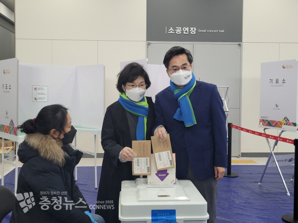 김동연 전 후보와 아내 정우영 씨가 논산 아트센터에서 사전 투표를 행사했다. /조홍기 기자
