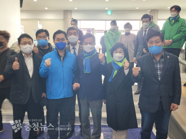 이날 투표장에는 김종민 국회의원과 구본선 논산시의회 의장, 조용훈 시의원, 김진호 시의원, 차경선 시의원 등이 함께했다.