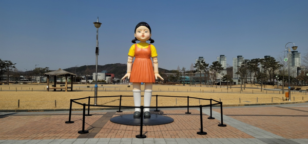 넷플릭스 시리즈 '오징어 게임'의 ‘영희’인형을 대전 엑스포 시민광장 전시