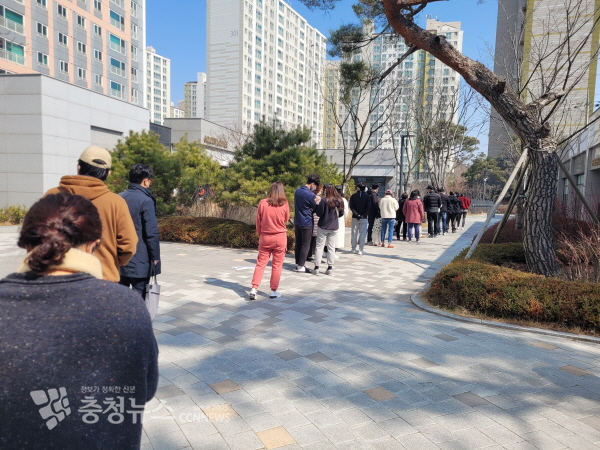 논산시 취암동 제8투표소 대기행렬 모습