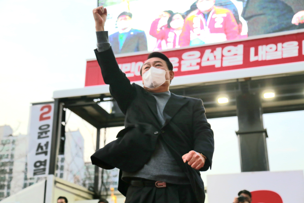국민의힘 윤석열 대선 후보가 8일 오후 대전 유성구 노은역에서 열린 유세에서 환호하는 지지자를 향해 어퍼컷 세리머니를 하고 있다.