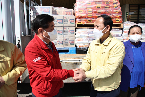 당진시의회(의장 최창용) 의원들이 산불 피해지역 위문을 위해 동해시의회에 방문했다.