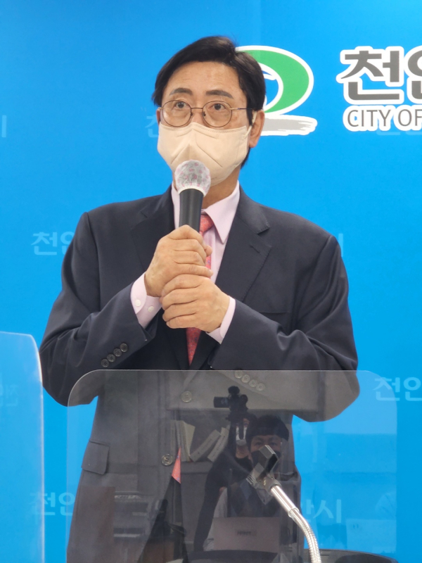천안시청 브리핑실에서 충남도지사 출마 관련 입장을 표명하는 이명수 국민의힘 충남도당위원장