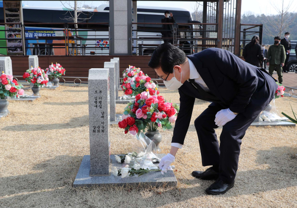 양승조 충남지사가 22일 대전 국립현충원 연평해전 및 천안함 용사 묘역에 참배하고 있다./충남도 제공