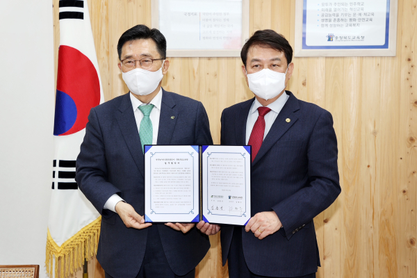 한국농수산식품유통공사-충청북도교육청 업무협약식  * 한국농수산식품유통공사 김춘진 사장(좌측), 충청북도교육청 김병우 교육감(우측)