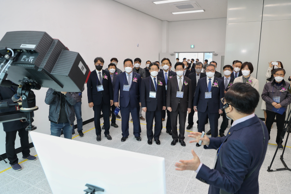 첨단금속소재센터 준공식 개최 (내부를 둘러보고 있는 관계자들)