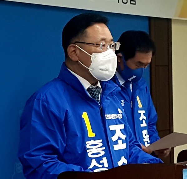 조승만 홍성군수 예비후보가 지역 출마예정자들과 정책연대 발표를 하고 있다./이성엽 기자