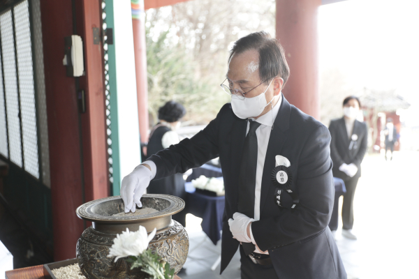 위패봉안식을 진행하는 박상돈 천안시장