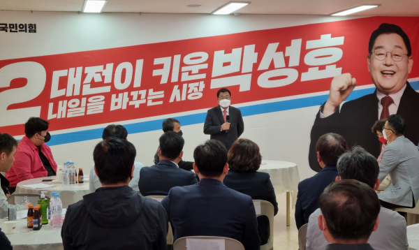 박성효 대전시장 예비후보가 9일 오후 선거사무소에서 중앙당 공천 면접심사 결과를 설명하고 있다.