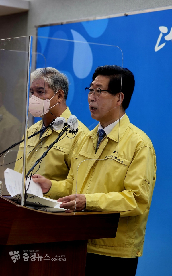 양승조 충남지사가 12일 도청 프레스센터에서 기자회견을 하고 있다./이성엽 기자
