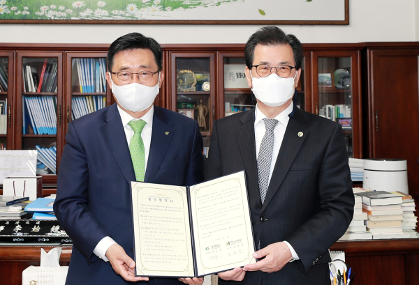 한국농수산식품유통공사-충북도청 업무협약식  * 한국농수산식품유통공사 김춘진 사장(좌측), 충청북도 이시종 도지사(우측)