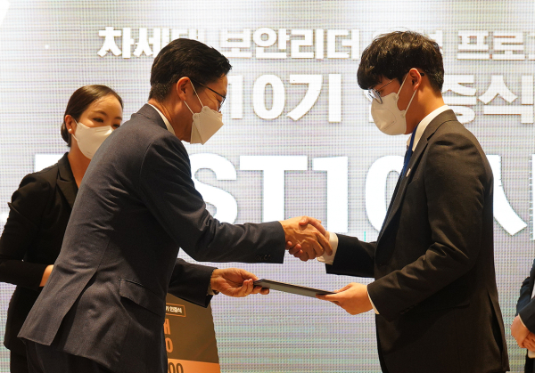 순천향대 서성환(정보보호학과, 18) 학생이 지난 31일 열린 BoB 프로그램 인증식에서 조경식 과학기술정보통신부 제2차관으로부터 과학기술정보통신부장관 명의의 최고 인재 Best 10 인증서를 수여받고 있다.