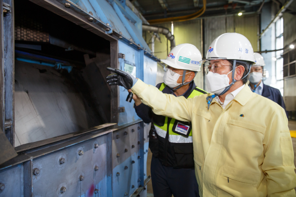발전소 현장을 찾아 안전점검 중인 박형덕 서부발전 사장