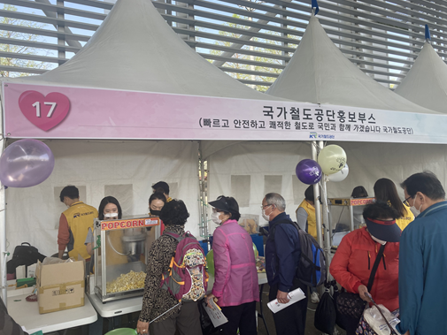 국가철도공단 봉사단이 20일, 대전 엑스포 시민광장에서 열린 제42회 장애인의날 행사를 지원하고 있다.