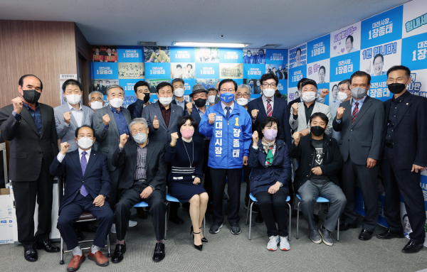 권선택 전 대전시장의 측근 그룹이 대거 장종태 대전시장 예비후보를 지지하고 나섰다.