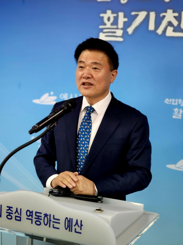 김학민 더불어민주당 예산홍성지역위원장이 22일 예산군청 브리핑룸에서 기자회견을 하고 있다.